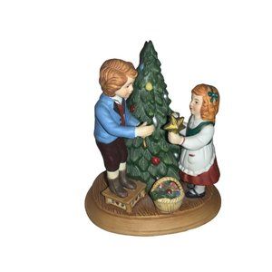 Avon Figurine Porcelain Christmas Memories Keeping the Christmas Tradition 1982